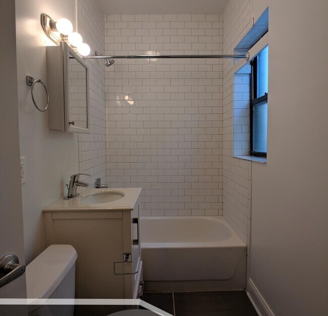 Building Photo - 2633 1/2 N Spaulding Ave