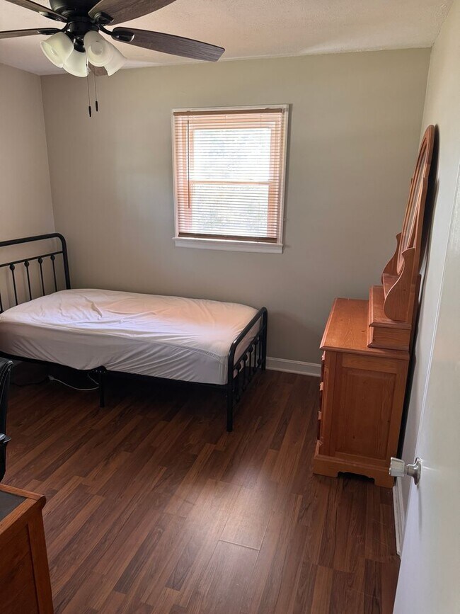 Building Photo - 4 Bedroom || 2 Bathroom Single Family Home