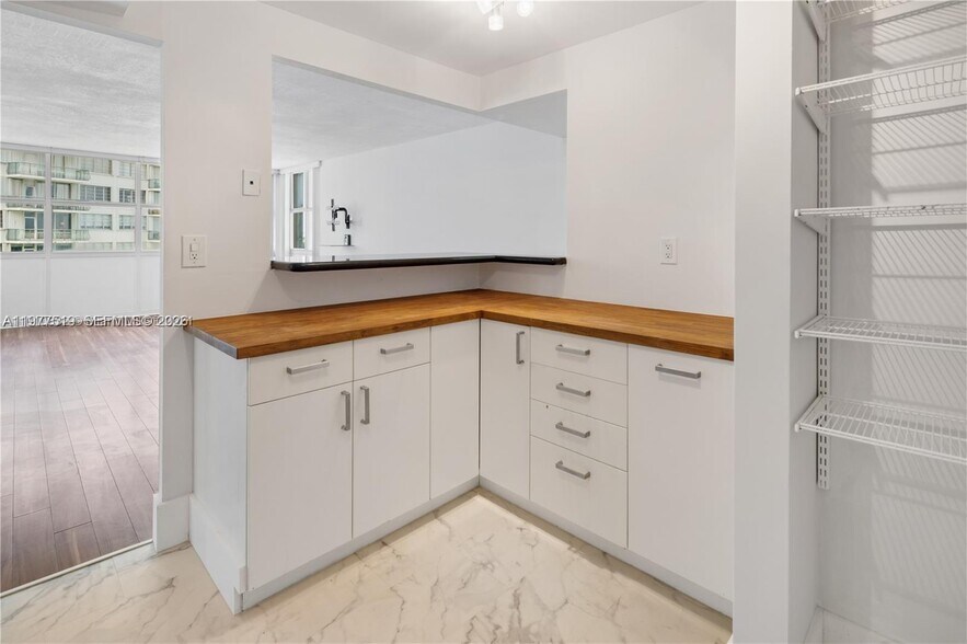 Building Photo - 1420 Brickell Bay Dr