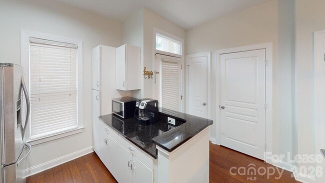 Building Photo - 1007 Park West Dr