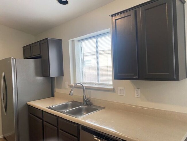 Building Photo - $2,350 3 Bedroom Gilbert 85296 Home For Le...
