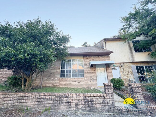 Building Photo - Gorgeous 3 Bedroom Home in Fort Walton Beach-near Hurlburt Field!