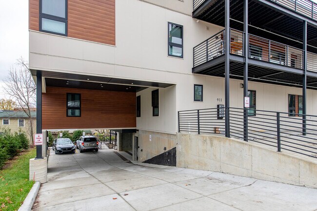 Building Photo - 911 S Main-301BED2