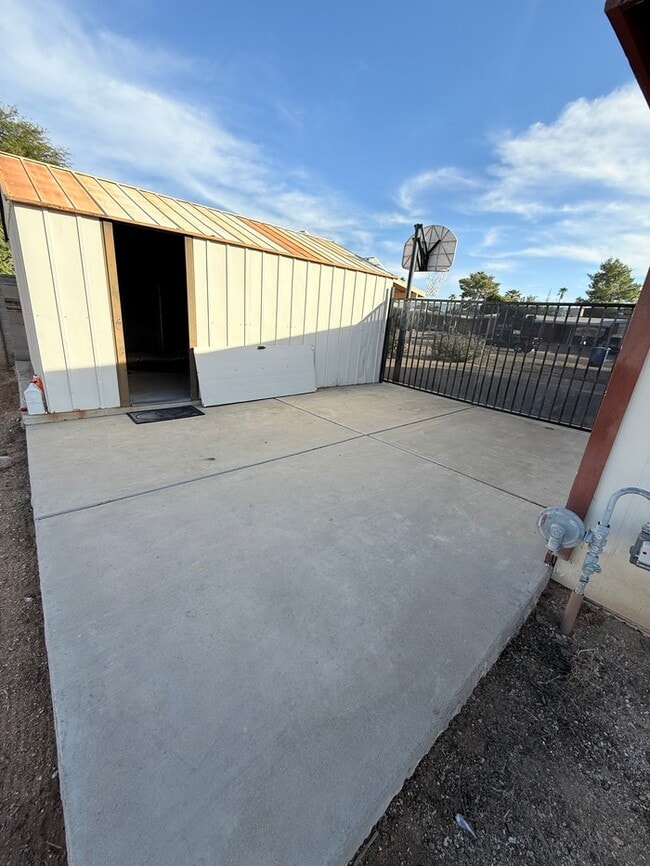 Building Photo - House For Rent