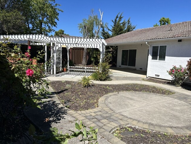 Building Photo - Highly Sought Somerset Highlands Beautiful Home