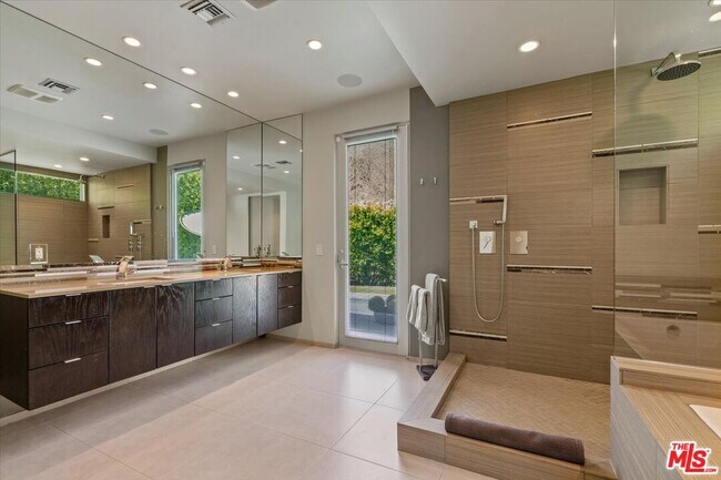 Building Photo - 1175 Los Robles Dr