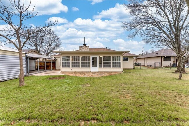 Building Photo - 707 Central Dr