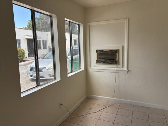 Building Photo - 918 W Hays St