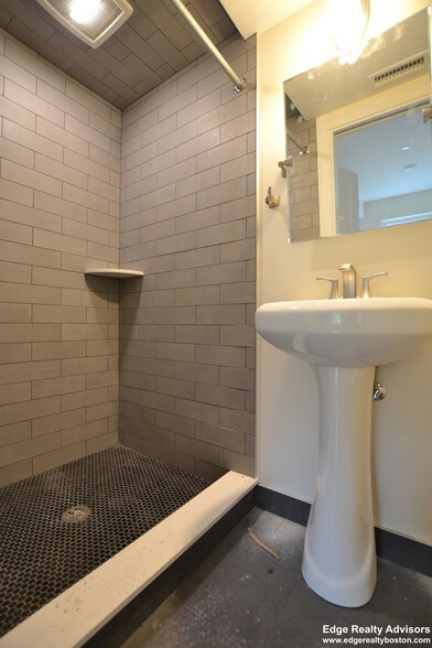 Building Photo - 549 Washington St