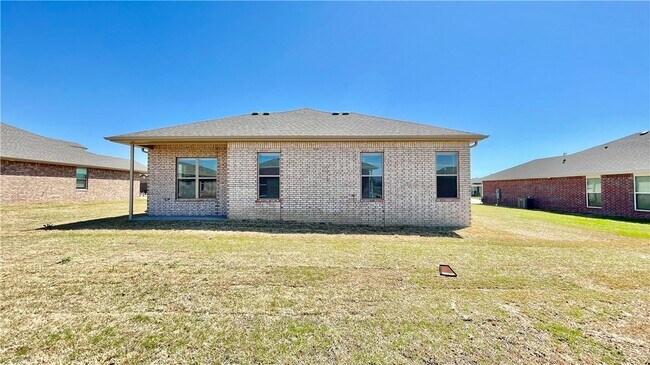 Building Photo - 301 Post Oak Ave