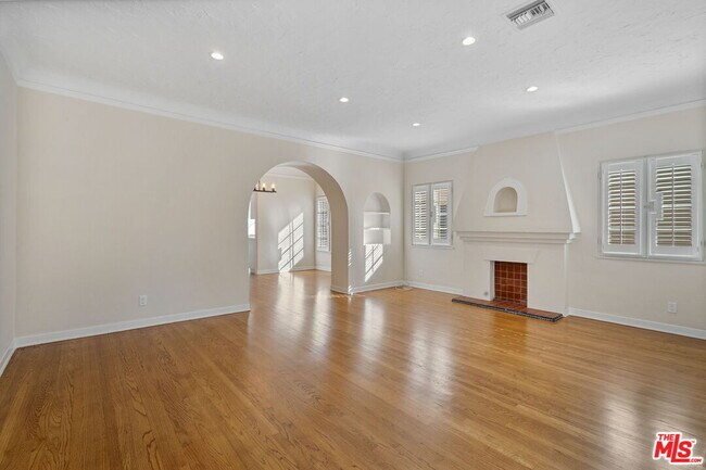 Building Photo - 1142 S Clark Dr