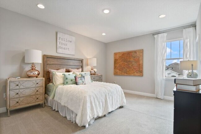 Building Photo - Luxurious 5/3.5 Stunning Home with a Generous Loft and a 2 Car Garage in the Highly Desired Hartw...