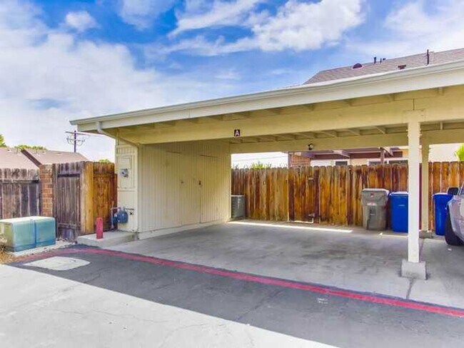 Building Photo - Awesome Townhome w/ 3 bedroom