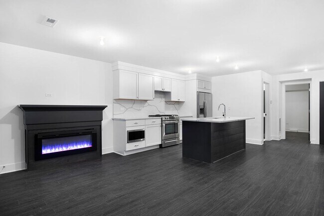 Building Photo - 1833 S Throop St