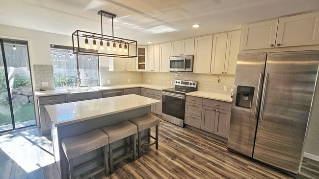 Building Photo - Modern Bellevue Townhome | Chef’s Kitchen, Dual Fireplaces & Private Patio