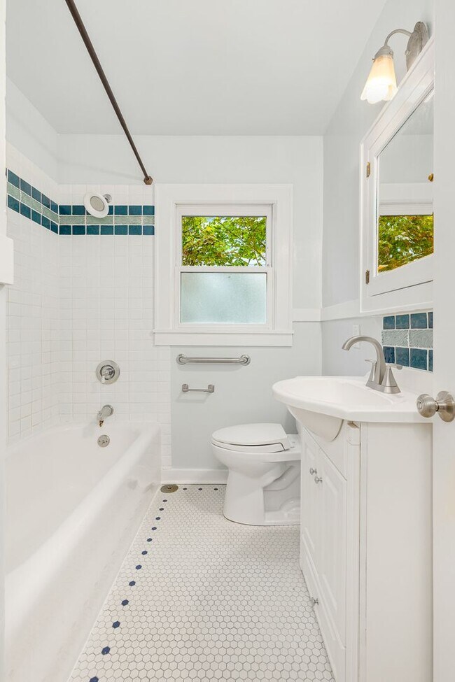 Building Photo - Beautiful 4 Bedroom Near U Village