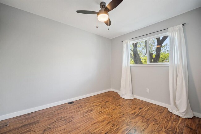 Building Photo - 810 Banister Ln