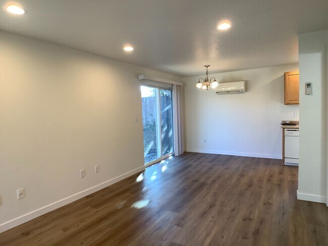 Building Photo - One bed/One bath cottage in East Medford | Available Now