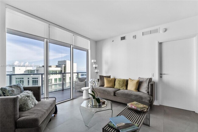 Building Photo - 1300 Brickell Bay Dr