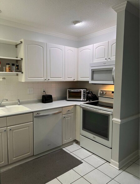 Building Photo - 2032 Hearthwood Ct