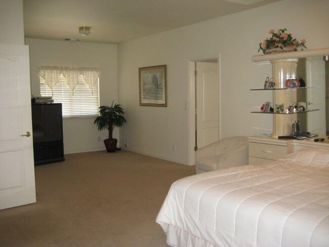 Building Photo - Large corner lot, 4 bedroom with Pool/Spa