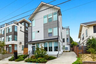 Building Photo - Ballard Townhouse, 2bed/2bath, Roof Top Deck