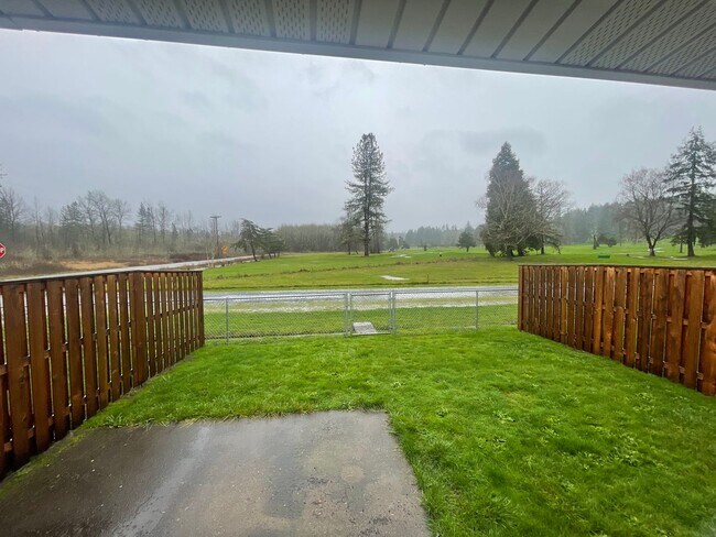 Building Photo - Large 2 Bedroom over looking the Golf Course!