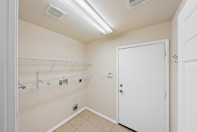 Building Photo - Gated Community - Resort Amenities