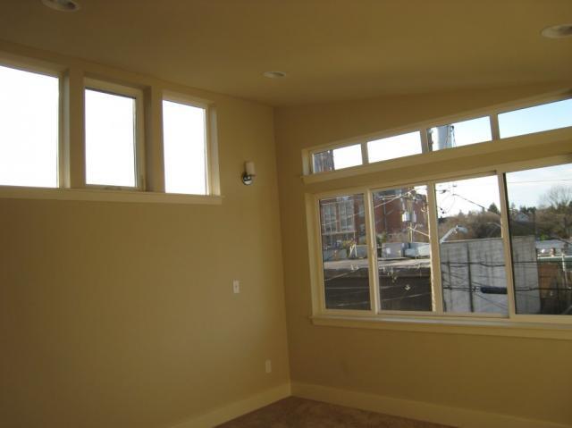 Building Photo - 4 bedroom in Seattle WA 98105