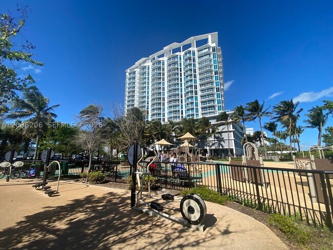 Building Photo - 6515 Collins Ave