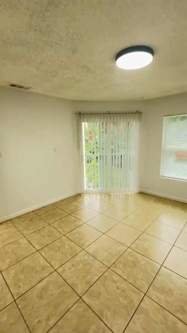 Building Photo - 2546 Lemon Tree Ln