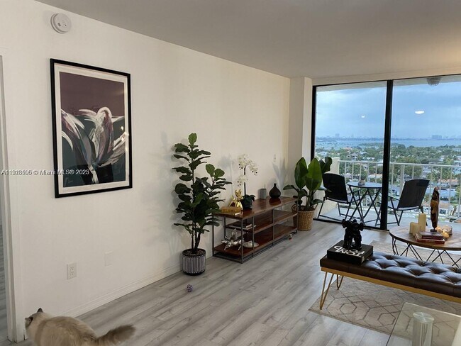 Building Photo - 2350 NE 135th St