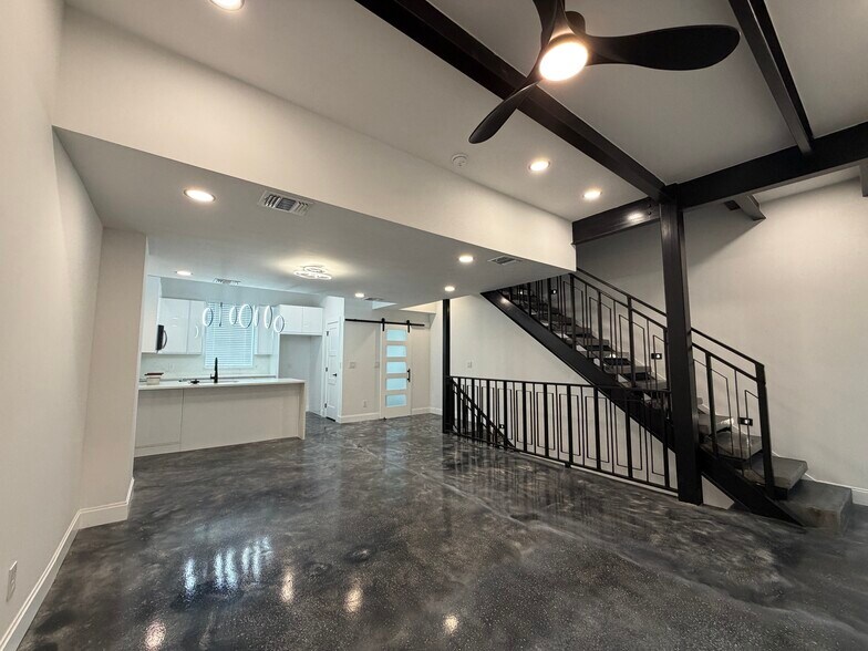 Building Photo - 222 S Olive St