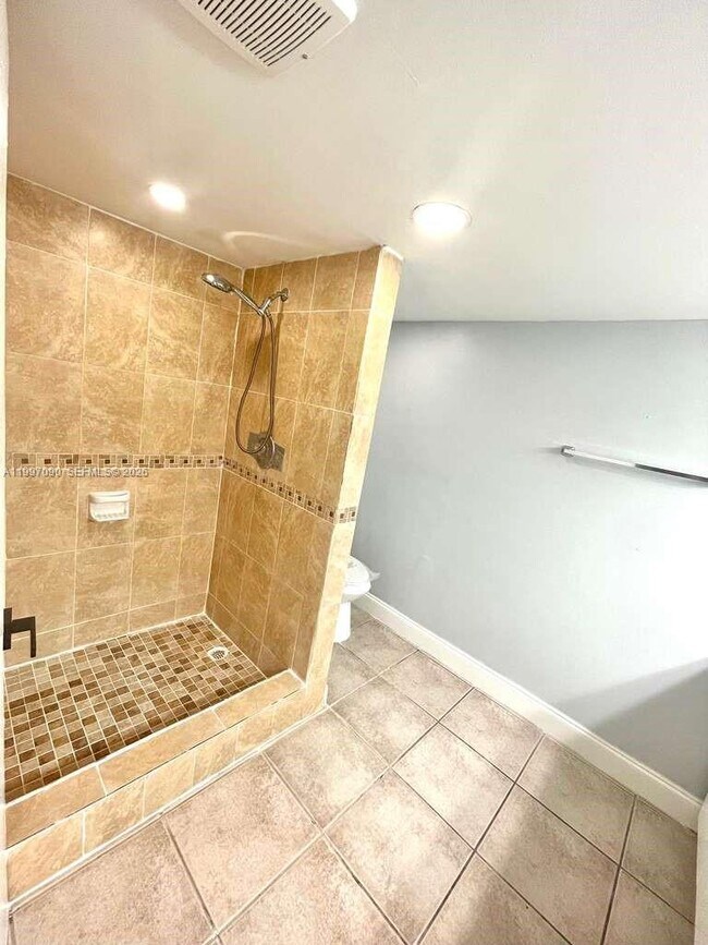 Building Photo - 400 NE 18th Ave