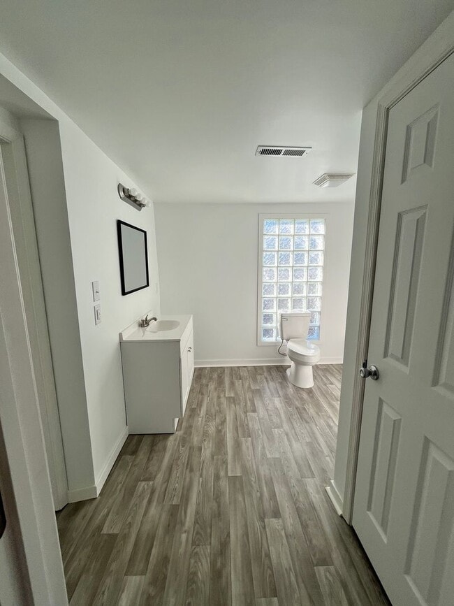 Building Photo - Beautifully renovated home in the desired Rivermont area!