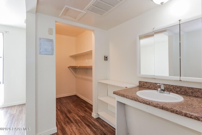 Building Photo - 770 N Dodge Blvd