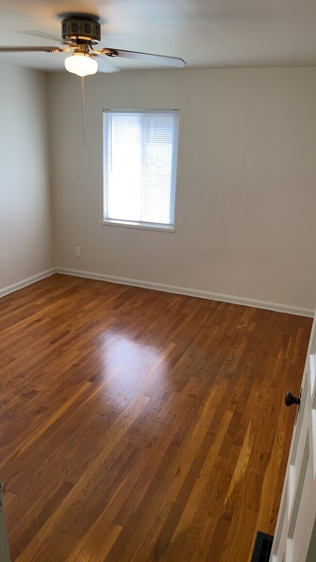 Building Photo - 1076 Sherwood Dr