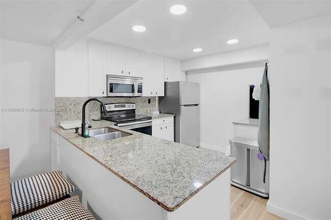 Building Photo - 1621 Collins Ave