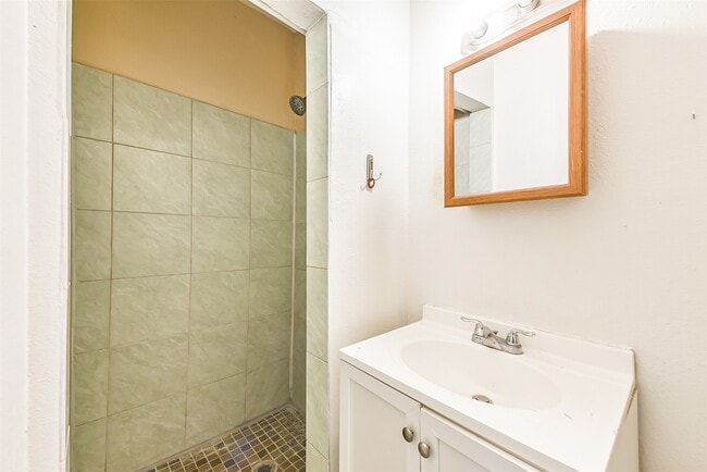Building Photo - 4710 Wedgewood Dr