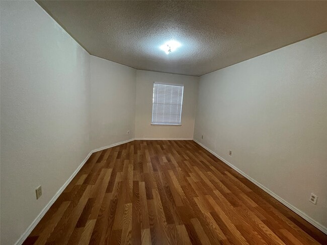 Building Photo - 9700 Leawood Blvd