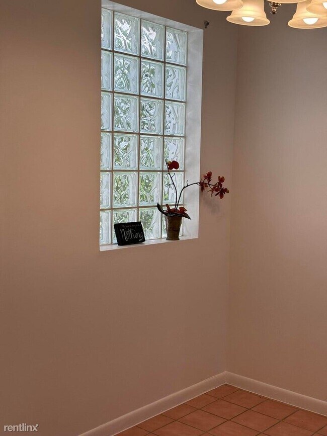 Building Photo - 3 br, 2 bath House - 5438 Verona Dr Apt I