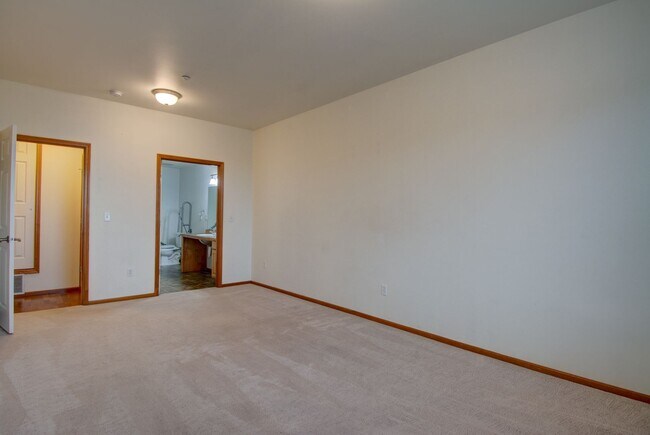 Building Photo - Spacious 2 Bed 2 Bath Condo with Private Balcony