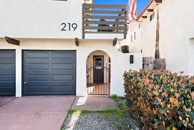 Building Photo - 219 Avenida Santa Barbara