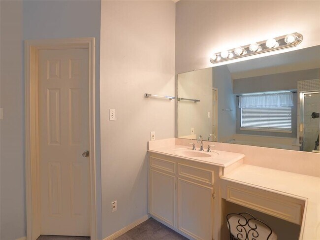 Building Photo - 16322 Red Oak Dr