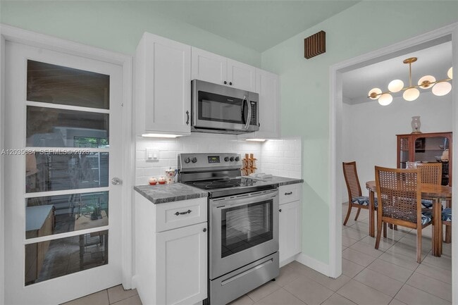 Building Photo - 2420 SW 21st Ave