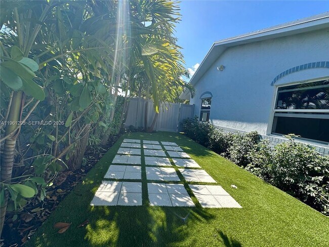 Building Photo - 1109 NE 6th Ave