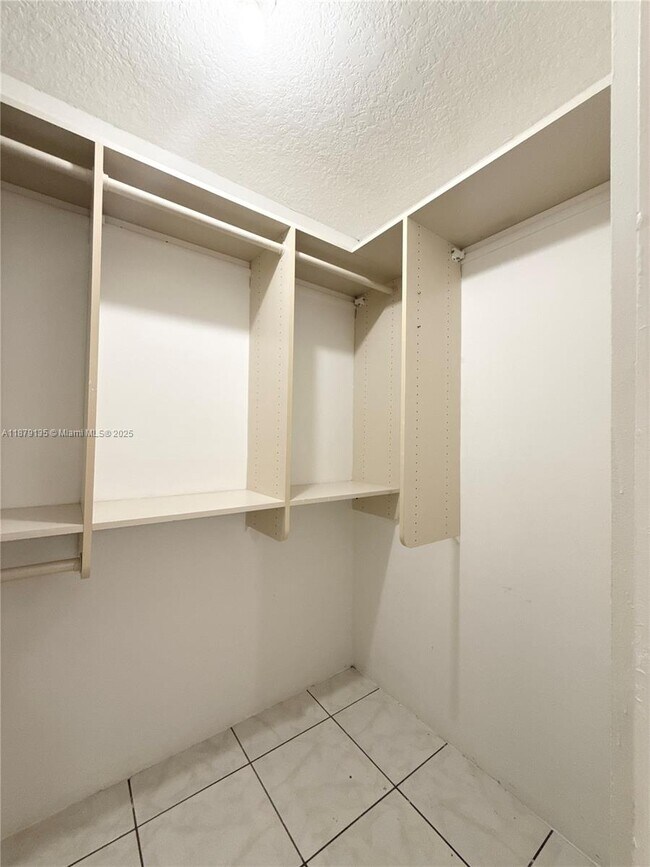 Building Photo - 227 Lakeview Dr