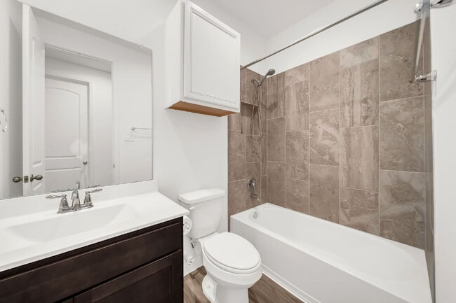 Building Photo - Stunning 4-bedroom, 3-bathroom single-stor...