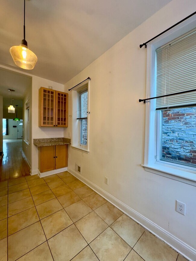 Building Photo - Inviting 3-Bedroom Single Family Townhome ...