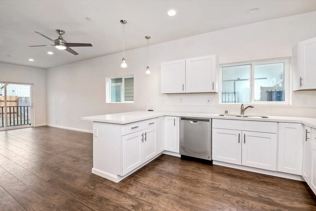 Building Photo - Fully Furnished Modern 3-Bed, 2-Bath Near ...